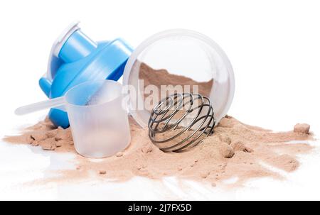 Schüttler und Schokoladenproteinpulver auf weißem Hintergrund Stockfoto