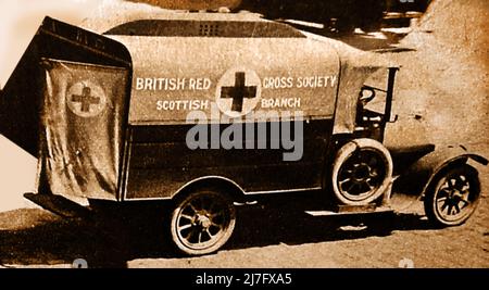 WWI - A British Red Cross Army Ambulance (Scottish Branch}, in Le Havre, Frankreich -- WWI - ein Krankenwagen der britischen Roten Armee (Scottish Branch}, in Le Havre, Frankreich -- Première Guerre mondiale - Une Ambulance de l’armée de la Croix-Rouge britannique (Branche écossaise), au Havre, Frankreich Stockfoto