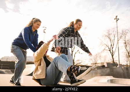 Teenager Mädchen Skateboarding im Skatepark Stockfoto