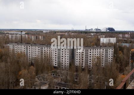 Blick vom Dach des 16-stöckigen Mehrfamilienhauses in der Stadt Pripyat, Kernkraftwerk Tschernobyl, Zone der Entfremdung, Ukraine Stockfoto