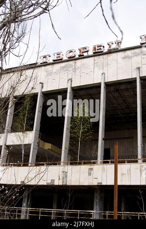 Das Gebäude des Kulturpalastes auf dem zentralen Platz in der Geisterstadt Pripyat, Kernkraftwerk Tschernobyl, Zone der Entfremdung, Ukraine Stockfoto