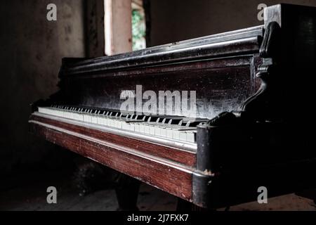 Verlassene Klavier in italienischer Villa in der Provinz Padua, Venetien Stockfoto