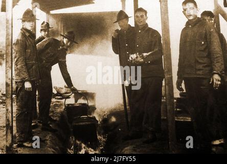 US-Eisenbahningenieur aus dem 1. Weltkrieg kocht im Borden Camp, England, „Mixes“ für die Zubereitung von Tee. Das Bordon Camp wurde 1899 in der Nähe von Petersfield in Hampshire erbaut und wird seit 1903 von den Streitkräften kontinuierlich genutzt Stockfoto