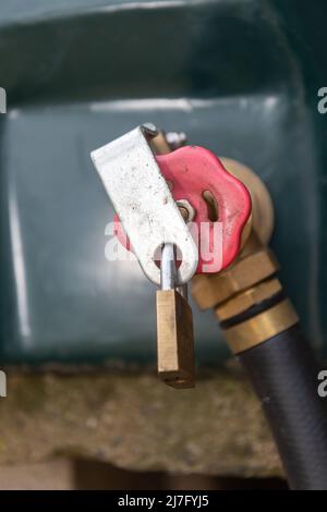 Vorhängeschloss auf einem Dieseltank für den Betrieb zur Sicherheit. North Yorkshire, Großbritannien Stockfoto