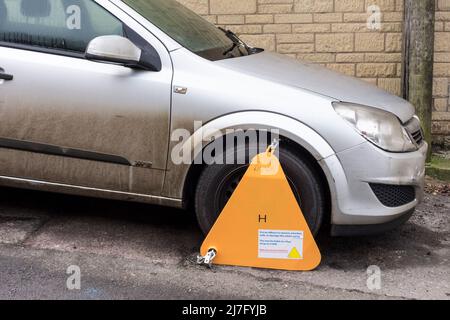 Geklemmtes Fahrzeug auf der Straße Stockfoto