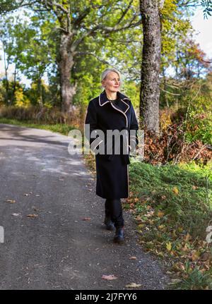 Reife Frau wegschauen Stockfoto