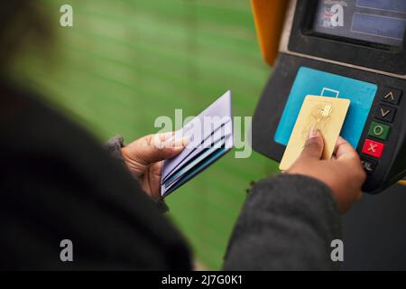 Frau, die mit Kreditkarte für das Ticket bezahlt hat Stockfoto