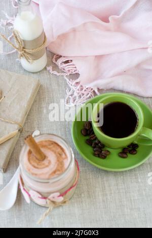 Nahrhaftes Frühstück: Haferflocken mit Beerenjoghurt und Zimt, schwarzer Kaffee und eine Flasche Milch. Stockfoto