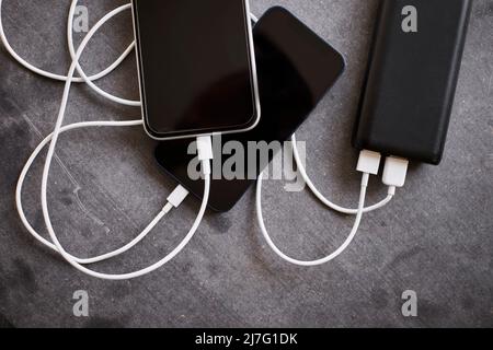 Mobiltelefone an Powerbank angeschlossen Stockfoto