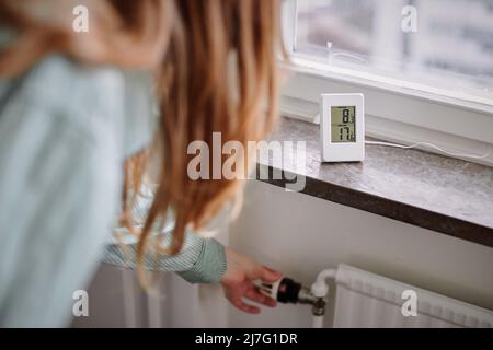 Temperaturregelung im Kühler per Hand Stockfoto