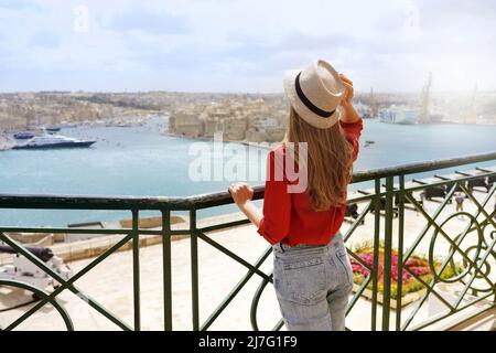 Tourismus in Malta. Rückansicht eines schönen Mädchens, das den Blick auf drei Städte von den Upper Barrakka Gardens, Valletta, Malta, genießt. Stockfoto