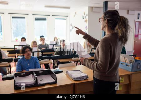 Jugendliche, die an Tastaturunterricht teilnehmen Stockfoto