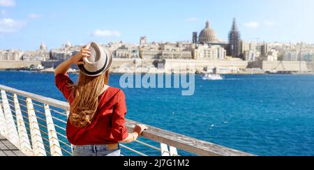 Reisen in Europa. Panoramablick auf weibliche Touristen Holding Hut Blick auf die Stadt Valletta, Malta. Stockfoto