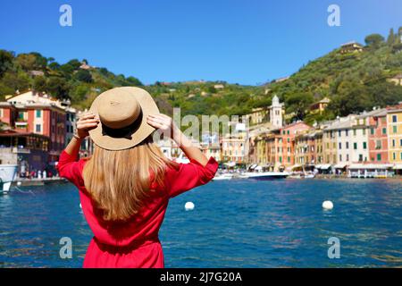 Besuch In Portofino, Italien. Reise Tourist Mädchen im Urlaub genießen Blick auf Portofino Hafen. Attraktive junge romantische Frau mit Blick auf Portof Stockfoto