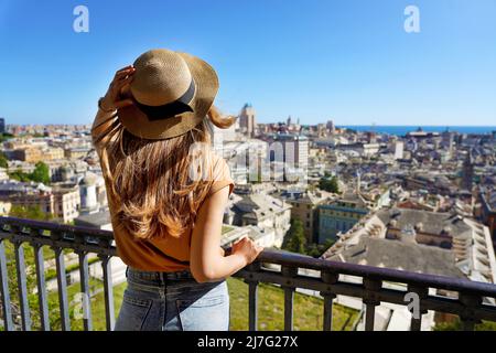 Besuch In Genua, Italien. Rückansicht eines jungen Reisenden Mädchens, das das Stadtbild von Genua von der Aussichtsterrasse aus genießt. Stockfoto