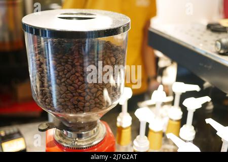 Kaffeebohnen in einem Glasbehälter in einem Café Stockfoto