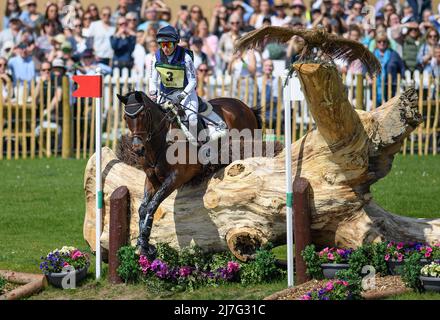 Badminton, UK, 07 May 2022 - Badminton Horse Trials - Cross Country Test - Badminton - England Kirsty Chabert auf Classic VI Sprüngen am See während des Cross Country Tests bei den Badminton Horse Trials. Bildnachweis : © Mark Pain / Alamy Live News Stockfoto