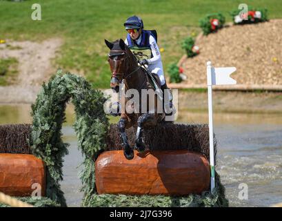 Badminton, UK, 07 May 2022 - Badminton Horse Trials - Cross Country Test - Badminton - England Kirsty Chabert auf Classic VI Sprüngen am See während des Cross Country Tests bei den Badminton Horse Trials. Bildnachweis : © Mark Pain / Alamy Live News Stockfoto