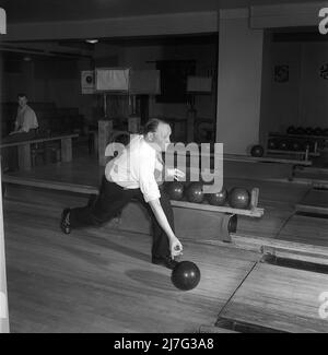 Bowling in der 1950s. Ein Mann in einem Bowling-Club wirft den Ball. 1950. Schweden Kristoffersson Ref. AY37-3 Stockfoto