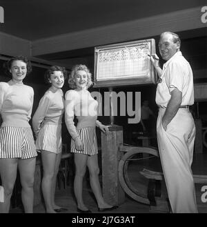 Bowling in der 1950s. Ein Mann mit drei jungen Frauen in einer Bowlingbahn. Sie sind mit kurzen gestreiften Röcken und Pullovern gekleidet. Die drei Mädchen sind alle Theaterschauspielerinnen: Ingrid Björk, UllaCarin Rydén und Brita Ulfberg. Ewert Ekström zeigt, dass sie beim Bowling unterrichtet werden. Er war ein professioneller Bowler Spieler in der 1930s und ist zu dieser Zeit ein Lehrer und Besitzer des Bowling-Club. 1950. Schweden Kristoffersson Ref. AY36-3 Stockfoto