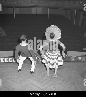 Tanzen in der 1940s. Ein Paar in voller Figur, das beim Tanzen von Hokey Cokey abgebildet wurde, einem Tanz, der Mitte 1940s als Musik-Hall-Lied und als Neuheit-Tanz seinen Höhepunkt erreichte. Das Tanzinstruktionsset sieht wie folgt aus: Du legst deinen [linken Arm] ein, deinen [linken Arm] aus: Du legst deinen [linken Arm] hinein und schüttelst ihn. Sie machen den hokey-Kokey, und Sie drehen sich um. Darum geht es! Schweden 1946. Foto: Kristoffersson Ref. X87-1 Stockfoto