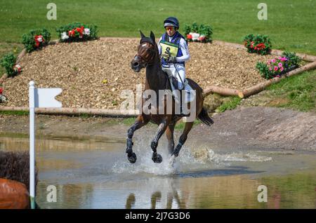 Badminton, UK, 07 May 2022 - Badminton Horse Trials - Cross Country Test - Badminton - England Kirsty Chabert auf Classic VI Sprüngen am See während des Cross Country Tests bei den Badminton Horse Trials. Bildnachweis : © Mark Pain / Alamy Live News Stockfoto