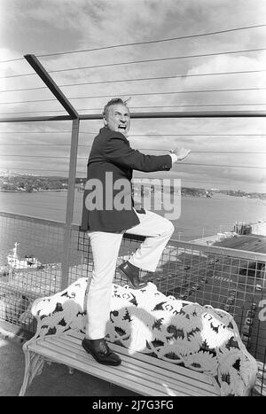 Mel Brooks. Amerikanischer Filmregisseur und Schauspieler. Bild 1974 bei einem Besuch in Schweden und dem Katarina-Aufzug, einem Personenaufzug in Stockholm in der Gegend von Slussen. Oben am Aufzug schützt ein Zaun die Menschen vor dem Sprung und der Komiker Mel Brooks wird auf einer Bank neben dem Zaun klettern sehen. Stockfoto