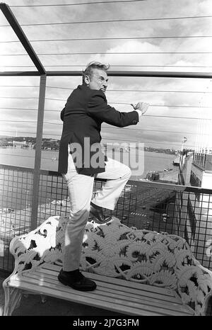 Mel Brooks. Amerikanischer Filmregisseur und Schauspieler. Bild 1974 bei einem Besuch in Schweden und dem Katarina-Aufzug, einem Personenaufzug in Stockholm in der Gegend von Slussen. Oben am Aufzug schützt ein Zaun die Menschen vor dem Sprung und der Komiker Mel Brooks wird auf einer Bank neben dem Zaun klettern sehen. Stockfoto