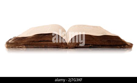 Ein einziges altes, abgenutztes jüdisches Buch. Offene Seiten der Tora isoliert auf weißem Hintergrund mit Reflexion. Nahaufnahme. Selektiver Fokus Stockfoto