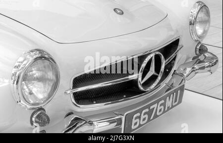 Mercedes-Benz World , Brooklands Drive, Weybridge, Surrey, England, Großbritannien – 1962 Mercedes-Benz 190 SL (W121) Stockfoto