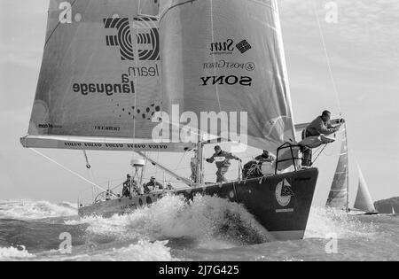Yachten, die auf der letzten Etappe des Whitbread Round the World Race 1997-1998 im Solent antreten, nähern sich der Ziellinie in Southampton, England, Großbritannien - Blick auf die Siegeryacht EF Language mit Skipper von Paul Cayard Stockfoto
