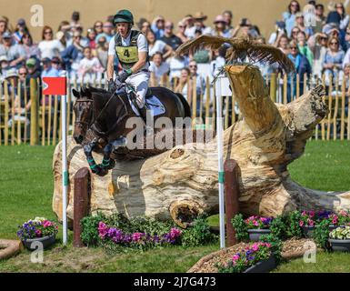 Badminton, UK, 07 May 2022 - Badminton Horse Trials - Cross Country Test - Badminton - England Padriag McCarthy auf Fallulah springt während des Cross Country Tests bei den Badminton Horse Trials am See. Bildnachweis : © Mark Pain / Alamy Live News Stockfoto