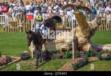 Badminton, UK, 07 May 2022 - Badminton Horse Trials - Cross Country Test - Badminton - England Padriag McCarthy auf Fallulah springt während des Cross Country Tests bei den Badminton Horse Trials am See. Bildnachweis : © Mark Pain / Alamy Live News Stockfoto