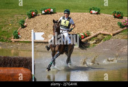 Badminton, UK, 07 May 2022 - Badminton Horse Trials - Cross Country Test - Badminton - England Padriag McCarthy auf Fallulah springt während des Cross Country Tests bei den Badminton Horse Trials am See. Bildnachweis : © Mark Pain / Alamy Live News Stockfoto