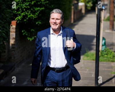 London, Großbritannien. 09.. Mai 2022. Der Gewerkschaftsführer SIR KEIR STARMER verlässt heute Morgen sein Londoner Haus (Mo). Starmer steht unter Druck, nachdem er während eines Besuchs in Durham im April 2021 die Sperrregeln gebrochen hat. Bildnachweis: Ben Cawthra/Sipa USA **KEINE Verkäufe in Großbritannien** Bildnachweis: SIPA USA/Alamy Live News Stockfoto