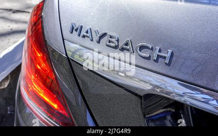 Samara, Russland - 2. Mai 2022: Mercedes-Benz S-Klasse Maybach-Logo auf einem Auto. Luxus vip Limousine Auto. Chrom-Emblem auf der Rückseite Stockfoto