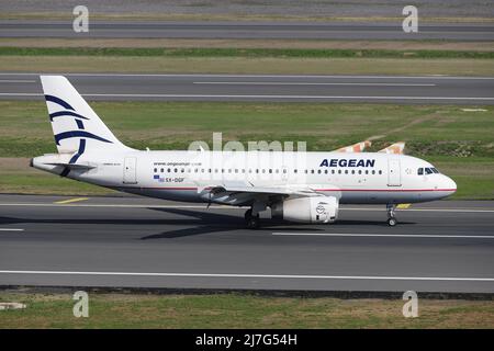 ISTANBUL, TÜRKEI - 16. OKTOBER 2021: Aegean Airlines Airbus A319-132 (CN 2468) landet auf dem Internationalen Flughafen Istanbul. Stockfoto