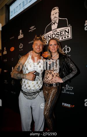 Eric Sindermann und Sina Valentina bei der Dr. Sindsen Record Release Party 'wollte immer Promi sein' im Hofbräu Wirtshaus Berlin. Berlin, 06.05.2022 Stockfoto