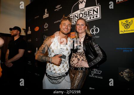 Eric Sindermann und Sina Valentina bei der Dr. Sindsen Record Release Party 'wollte immer Promi sein' im Hofbräu Wirtshaus Berlin. Berlin, 06.05.2022 Stockfoto