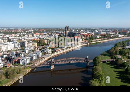 Historische Liftbrücke, dahinter der Magdeburger Dom und die Elbpromenade, Magdeburg, Sachsen-Anhalt, Deutschland Stockfoto