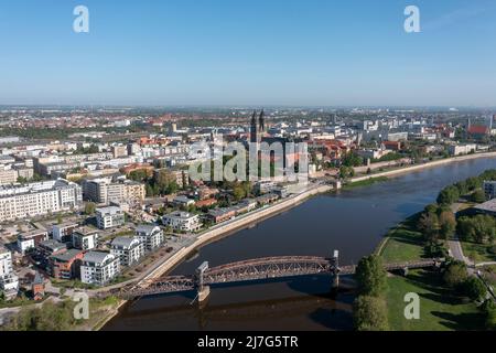 Historische Liftbrücke, dahinter der Magdeburger Dom und die Elbpromenade, Magdeburg, Sachsen-Anhalt, Deutschland Stockfoto