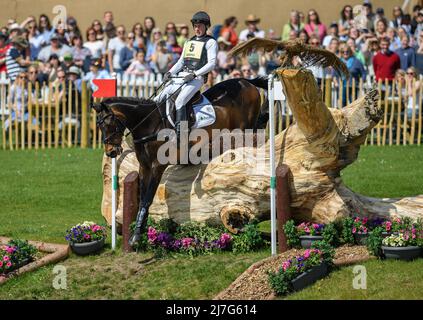 Badminton, UK, 07 May 2022 - Badminton Horse Trials - Cross Country Test - Badminton - England Joseph Murphy auf Cesar V springt während des Cross Country Tests bei den Badminton Horse Trials am See. Bildnachweis : © Mark Pain / Alamy Live News Stockfoto