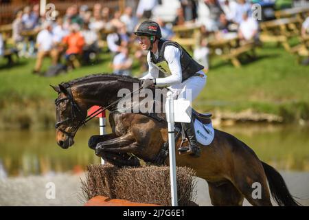 Badminton, UK, 07 May 2022 - Badminton Horse Trials - Cross Country Test - Badminton - England Joseph Murphy auf Cesar V springt während des Cross Country Tests bei den Badminton Horse Trials am See. Bildnachweis : © Mark Pain / Alamy Live News Stockfoto