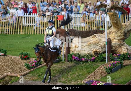 Badminton, UK, 07 May 2022 - Badminton Horse Trials - Cross Country Test - Badminton - England Tom McEwen auf Toledo De Kerser springt während des Cross Country Tests bei den Badminton Horse Trials am See. Stockfoto