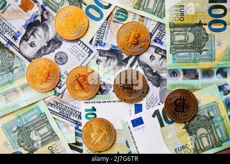 Nahaufnahme von Bitcoin-Münzen Krypto-Währung Geld der Zukunft mit Dollar- und Euro-Banknoten im Hintergrund der amerikanischen Flagge Stockfoto