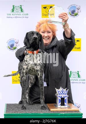 NUR FÜR REDAKTIONELLE ZWECKE Christine Grahame MSP und Mabel werden als Gewinner des diesjährigen Holyrood Dog of the Year Wettbewerbs bekannt gegeben, der gemeinsam von Dogs Trust und dem Kennel Club organisiert wird. Bilddatum: Montag, 9. Mai 2022. Stockfoto