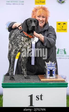 NUR FÜR REDAKTIONELLE ZWECKE Christine Grahame MSP und Mabel werden als Gewinner des diesjährigen Holyrood Dog of the Year Wettbewerbs bekannt gegeben, der gemeinsam von Dogs Trust und dem Kennel Club organisiert wird. Bilddatum: Montag, 9. Mai 2022. Stockfoto