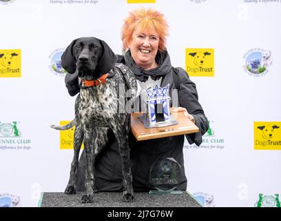 NUR FÜR REDAKTIONELLE ZWECKE Christine Grahame MSP und Mabel werden als Gewinner des diesjährigen Holyrood Dog of the Year Wettbewerbs bekannt gegeben, der gemeinsam von Dogs Trust und dem Kennel Club organisiert wird. Bilddatum: Montag, 9. Mai 2022. Stockfoto