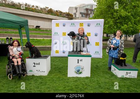 NUR FÜR REDAKTIONELLE ZWECKE Christine Grahame MSP und Mabel werden als Gewinner des diesjährigen Holyrood Dog of the Year Wettbewerbs bekannt gegeben, der gemeinsam von Dogs Trust und dem Kennel Club organisiert wird. Bilddatum: Montag, 9. Mai 2022. Stockfoto