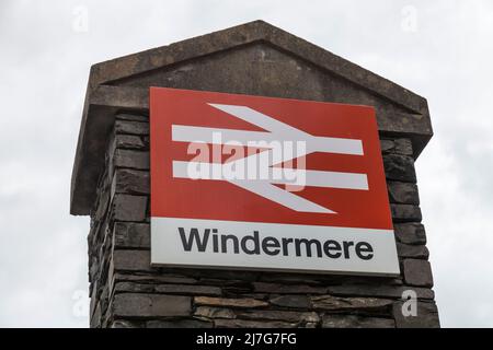 Schild für den Bahnhof Windermere in Windermere, Lake District, England, Großbritannien Stockfoto